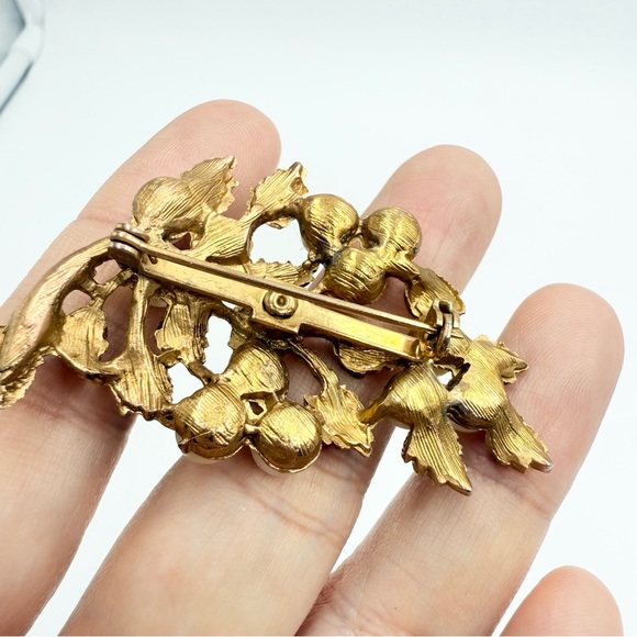 Vintage Gold Tone  Faux Pearls Leaf Grapes Brooch - Picture 3 of 6